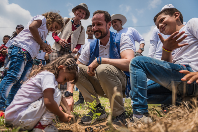 I 2019 besøkte Kronprins Haakon et av prosjektene til Flyktninghjelpen med fokus på fred, utvikling og miljø i Mesetas i Colombia. Foto: Flyktninghjelpen